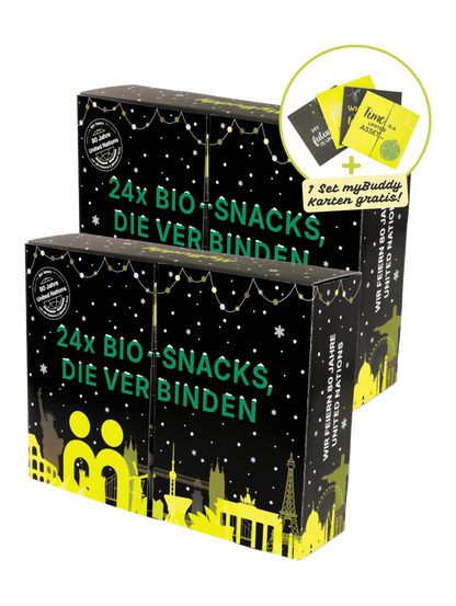 Zwei myBuddy Adventskalender „24x BIO-Snacks, die verbinden“ nebeneinander, freigestellt, mit Störer „1 Set myBuddy Karten gratis!“