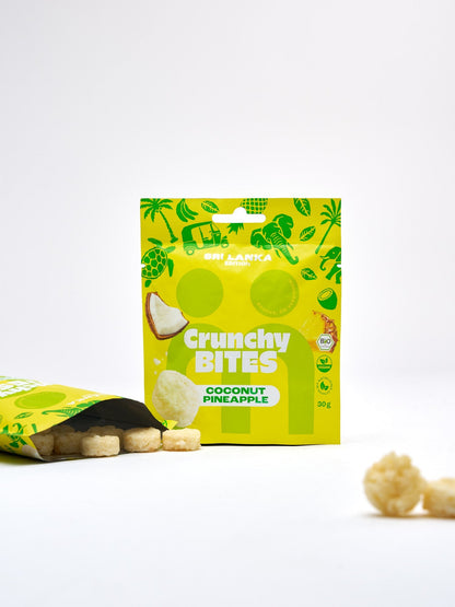 myBuddy Crunchy Nut Bites Coconut Pineapple aus dem 40er-Set, stehender 30-g-Beutel neben einem geöffneten Beutel mit ausgekippten Bites